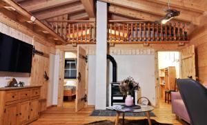 un soggiorno con pareti in legno e soffitto in legno di Almdorf im Winkl - Blockhüttendorf in Gröbming a Gröbming