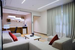 a living room with two couches and a table at فندق بيوتات العاج in Abha