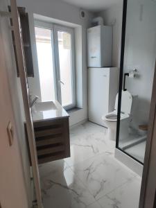 magnifique appartement à Mons客房内的一张或多张床位