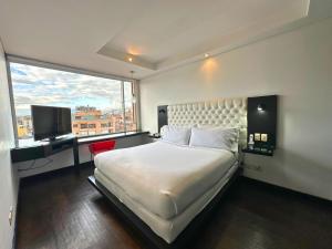 Postel nebo postele na pokoji v ubytování Hotel 104 Art Suites + 37 fotografií
