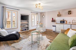 a living room with a couch and a table at Le loft de la Casa Cota-Balnéo XXL in Rivesaltes