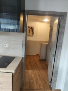 magnifique appartement à Mons的厨房或小厨房