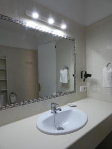 A bathroom at Hostal Port Fornells