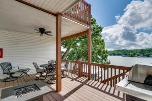 Μπαλκόνι ή βεράντα στο Boat Dock and Slip Access Lake of the Ozarks Gem