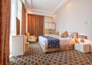 Postel nebo postele na pokoji v ubytování De Hotel Belwood Near IGI Delhi Airport