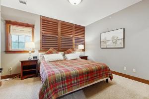 Un dormitorio con una cama y dos lámparas y una ventana. en Fabulous Riverstone Retreat, en Coeur d'Alene