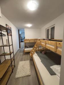 Palanda nebo palandy na pokoji v ubytování Apartman Rita