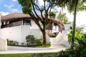 a white house with a thatched roof at Miradouro de São Sebastião in São Sebastião