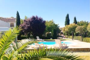 una piscina con tumbonas en un patio en Apartamentos Rurales El Molino De Morillas, en Galera