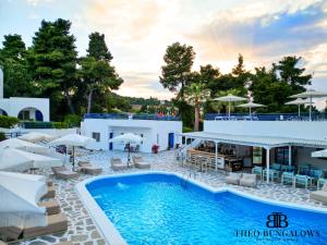 Hồ bơi trong/gần Theo Bungalows Boutique Hotel