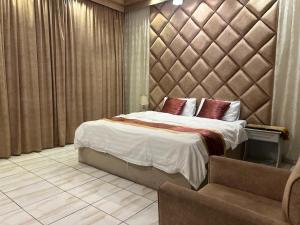 Ένα ή περισσότερα κρεβάτια σε δωμάτιο στο جوهرة المصايف للشقق المخدومة الطائف