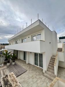 una casa bianca con tetto di Rooms del Moro a Patù Altre 37 foto