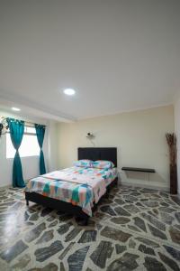 een slaapkamer met een bed in een kamer bij Belén Vibe in Medellín