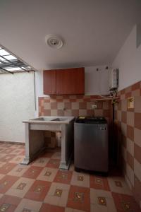 een keuken met een tafel en een koelkast bij Belén Vibe in Medellín +17 foto's