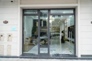 a large glass window on a white building at Vibe Home Vinhomes Ocean Park 2 in Hòa Bình +10 photos