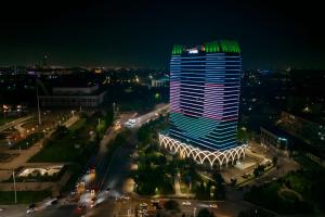 タシュケントにあるАренда квартиры #19 NRG U-Tower Rent an apartmentの夜の街のライトアップされた建物