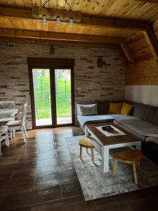 un salon avec un canapé et une table dans l'établissement Cottage Tea/Vikendica Tea, Durmitor NP, Žabljak, à Žabljak 33 autres photos