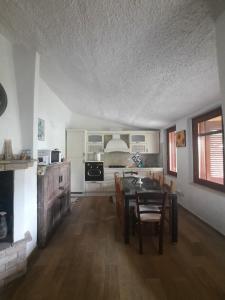 a kitchen and dining room with a table and chairs at Villa Tiziana in Costa Rei