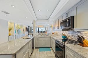 Kuchyň nebo kuchyňský kout v ubytování Ebb Tide Retreat - Stylish Beachfront Condo with Resort Amenities - Ebb Tide 503