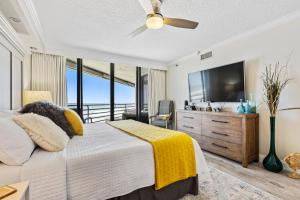 Postel nebo postele na pokoji v ubytování Ebb Tide Retreat - Stylish Beachfront Condo with Resort Amenities - Ebb Tide 503