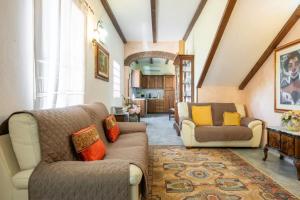 Posezení v ubytování Spacious three room apartment in the heart of Orosei