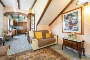 Posezení v ubytování Spacious three room apartment in the heart of Orosei