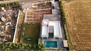 Bazén v ubytování Sukoon Farmhouse nebo v jeho okolí