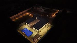 Bazén v ubytování Sukoon Farmhouse nebo v jeho okolí