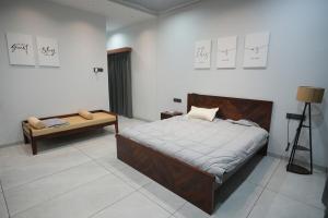 Postel nebo postele na pokoji v ubytování Sukoon Farmhouse + 23 fotografií
