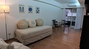 La PorteñaRecoleta, departamento de lujo a estrenar的带沙发和桌子的客厅