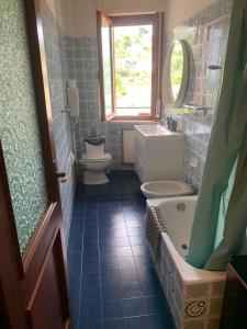 A bathroom at Appartamento vista mare, Sanremo