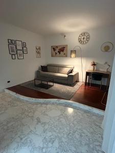ヴェネツィアにあるLY homeのソファとテーブルのあるリビングルーム
