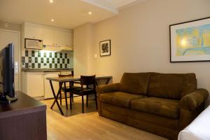 a living room with a couch and a table at Slaviero Hotel Curitiba Shopping in Curitiba