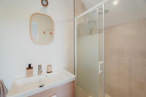un baño con lavabo y ducha en Ti Vakansou, en Lancieux 13 fotos más