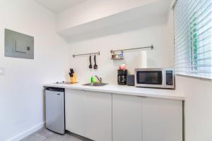 Kuchyň nebo kuchyňský kout v ubytování Charming Studio in a Beautiful Neighborhood Setting