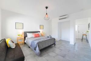 Postel nebo postele na pokoji v ubytování Charming Studio in a Beautiful Neighborhood Setting