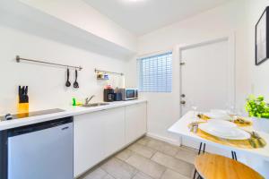 Kuchyň nebo kuchyňský kout v ubytování Charming Studio in a Beautiful Neighborhood Setting