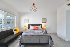 Postel nebo postele na pokoji v ubytování Charming Studio in a Beautiful Neighborhood Setting