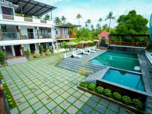 柴瑞海滩Lake view Resort cherai的带泳池的别墅的鸟瞰图
