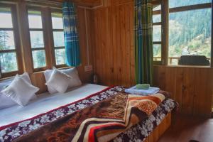 Postel nebo postele na pokoji v ubytování The Midhimalayan Jibhi