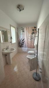 un bagno con due WC e un lavandino di Mare Nostrum Apartment a Marina di Ragusa Altre 31 foto