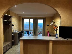 TV a/nebo společenská místnost v ubytování B&B La fontana nelle Langhe
