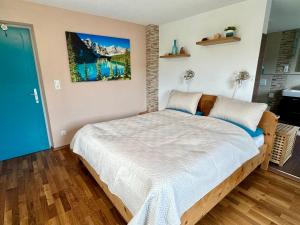 a bedroom with a bed and a painting on the wall at Tyrolyl - Ferienhaus Tirol in Inzing