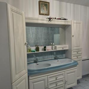 a bathroom with a sink and a mirror at Magnifique villa au cœur de la nature in Marigny-en-Orxois