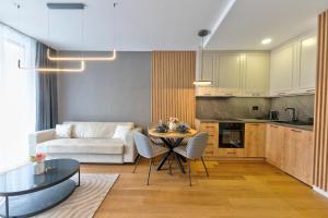 Modena Resort Spa & Wellness Zlatibor的厨房或小厨房
