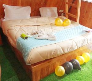 ein Bett mit einem Haufen Luftballons auf dem Boden in der Unterkunft Kaira huts in Manali + 14 Fotos
