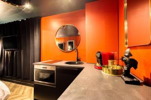 Køkken eller tekøkken på Appartement Rouge Elegance & Miroirs RER C