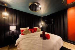 En eller flere senge i et værelse på Appartement Rouge Elegance & Miroirs RER C + 11 billeder
