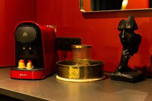 Kaffe- og tefaciliteter på Appartement Rouge Elegance & Miroirs RER C