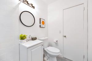 Koupelna v ubytování Charming Miami Studio in Prime Location